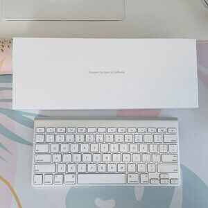 Apple OEM 1st gen White Wireless Keyboard with Original Box Excellent Condition